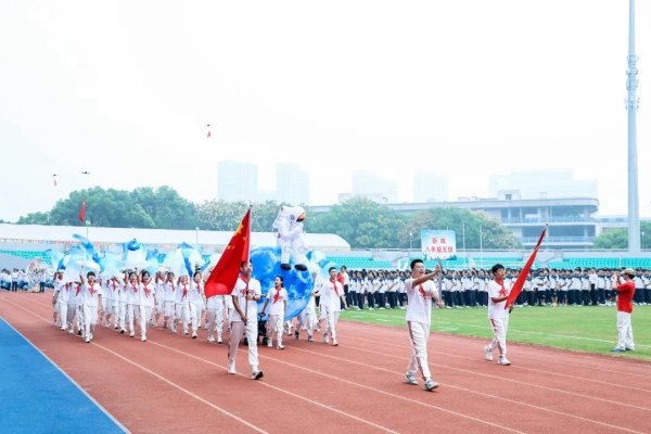 钻石配资 创意方阵、冠军祝福！这所学校的运动会开幕式创意拉满